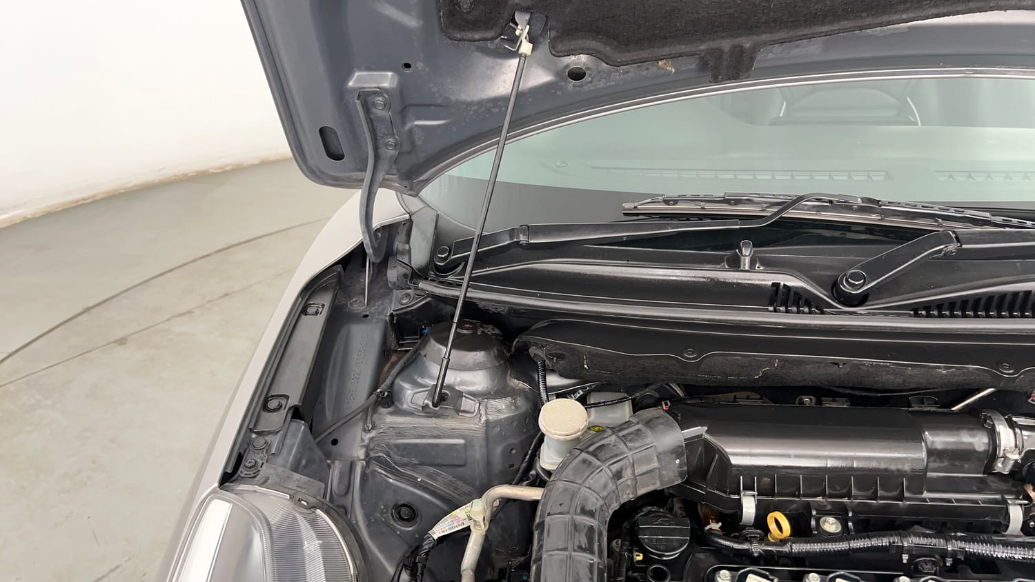 Used 2021 Maruti Suzuki Baleno Delta Petrol Manual engine ENGINE RIGHT SIDE HINGE & APRON VIEW