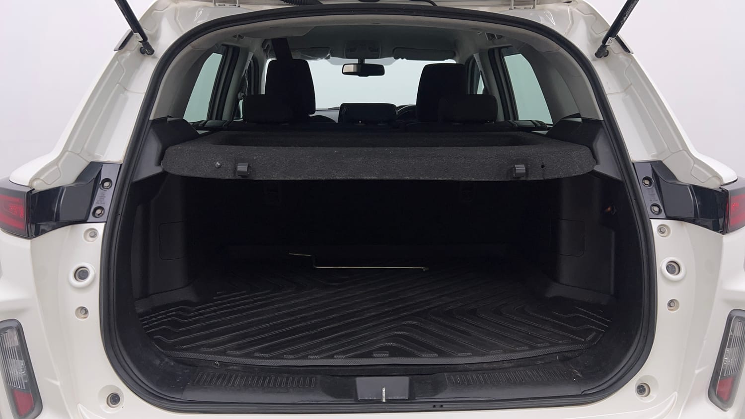 Used 2024 Toyota Urban Cruiser Hyryder G AT NeoDrive Petrol Automatic interior DICKY INSIDE VIEW