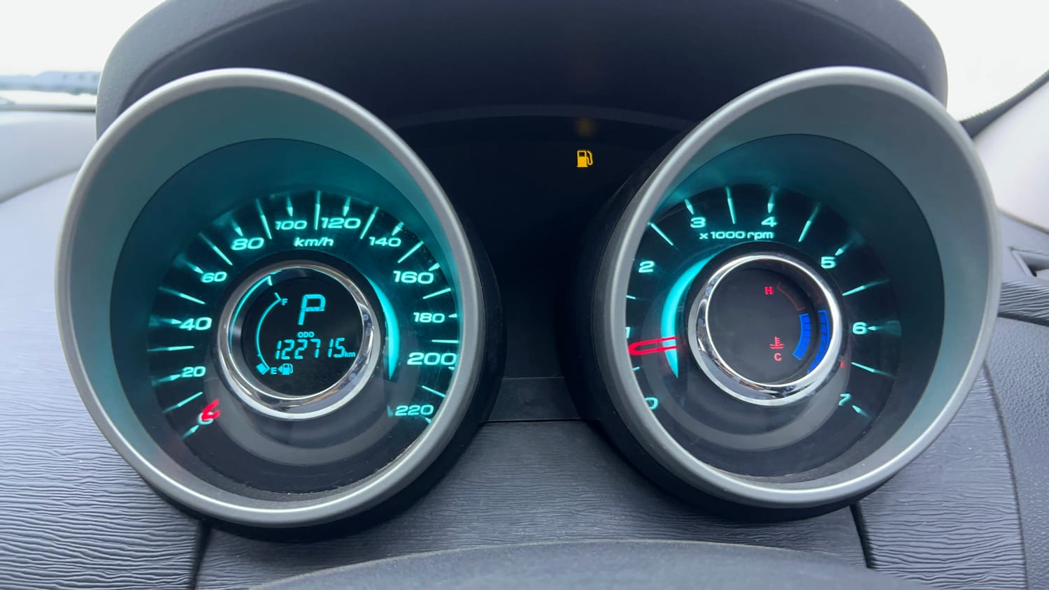 Used 2016 Mahindra XUV500 W10 AT Diesel Automatic interior CLUSTERMETER VIEW
