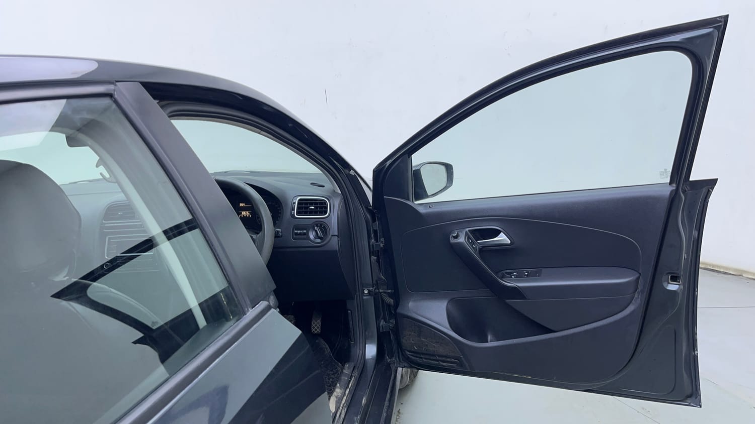 Used 2018 Volkswagen Ameo Comfortline 1.0L (P) Petrol Manual interior RIGHT FRONT DOOR OPEN VIEW