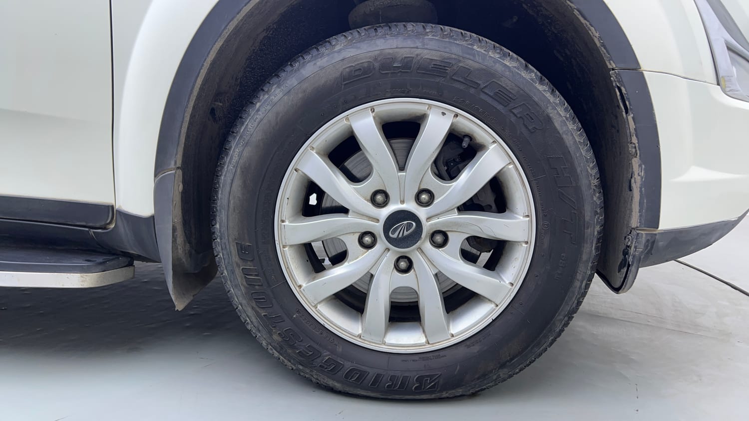 Used 2016 Mahindra XUV500 W10 AT Diesel Automatic tyres RIGHT FRONT TYRE RIM VIEW