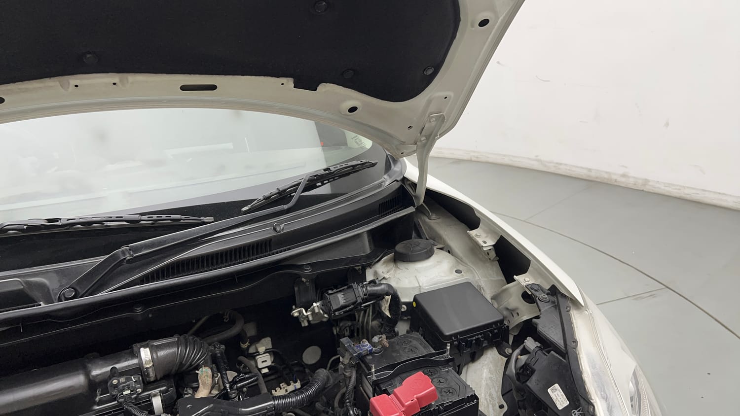 Used 2021 Maruti Suzuki Swift VXi Petrol Manual engine ENGINE LEFT SIDE HINGE & APRON VIEW