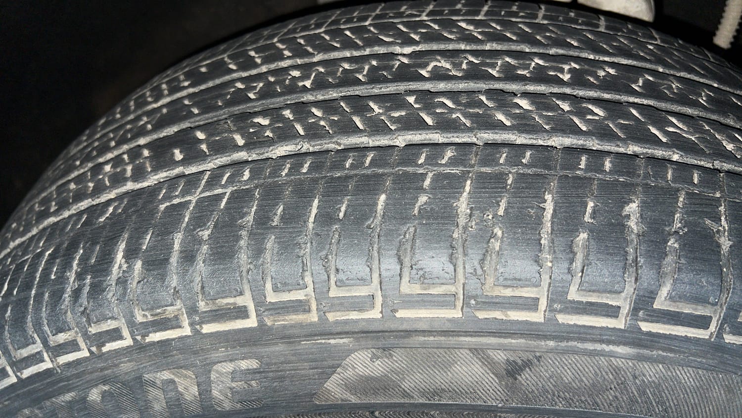 Used 2023 Mahindra Scorpio N Z8 L Petrol MT 7 STR Petrol Manual tyres LEFT FRONT TYRE TREAD VIEW