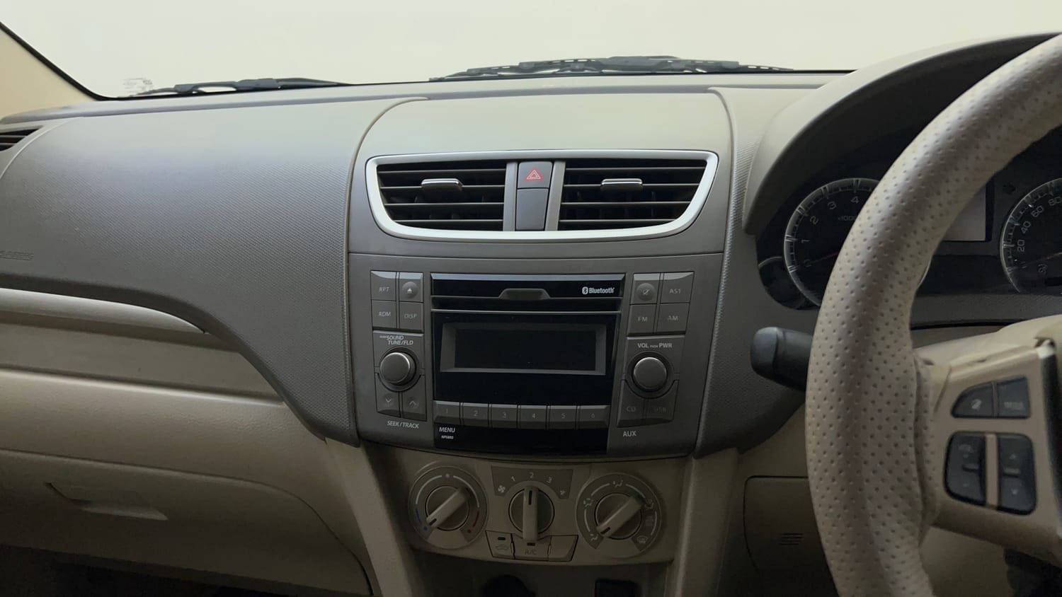 Used 2017 Maruti Suzuki Ertiga VXI AT Petrol Automatic top_features Integrated (in-dash) music system