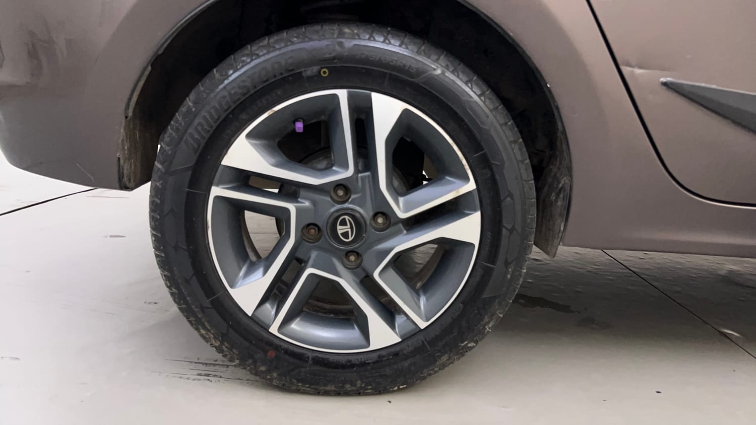 Used 2018 Tata Tigor Revotron XZA Petrol Automatic tyres RIGHT REAR TYRE RIM VIEW