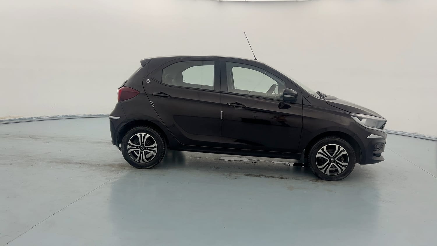 Used 2023 Tata Tiago XT Petrol Manual exterior RIGHT SIDE VIEW