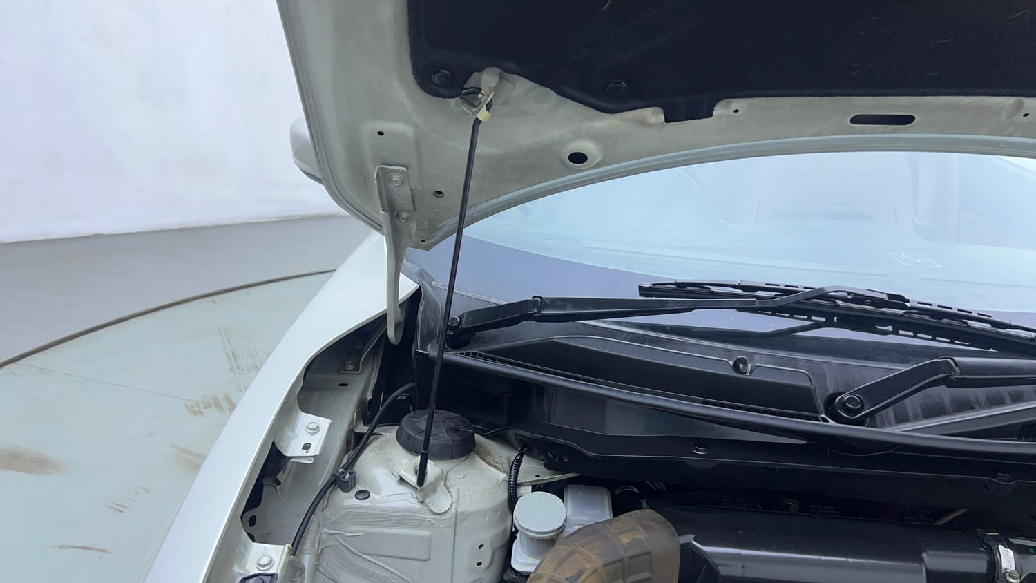 Used 2018 Maruti Suzuki Dzire VXi Petrol Manual engine ENGINE RIGHT SIDE HINGE & APRON VIEW