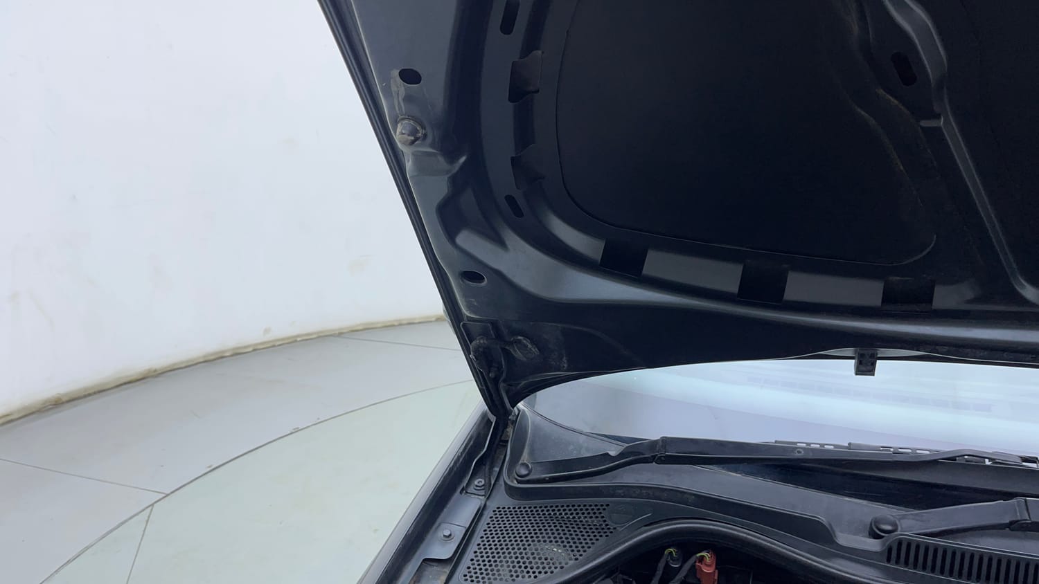 Used 2018 Volkswagen Ameo Comfortline 1.0L (P) Petrol Manual engine ENGINE RIGHT SIDE HINGE & APRON VIEW