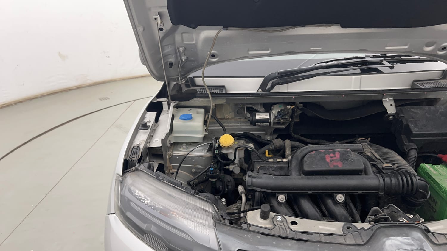 Used 2020 Renault Kwid RXL Petrol Manual engine ENGINE RIGHT SIDE HINGE & APRON VIEW