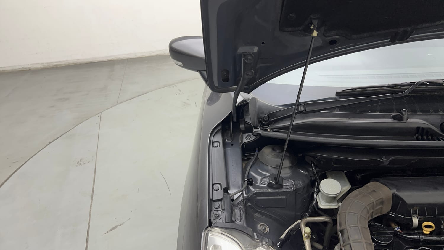 Used 2018 Maruti Suzuki Baleno Zeta 1.2 AT Petrol Automatic engine ENGINE RIGHT SIDE HINGE & APRON VIEW