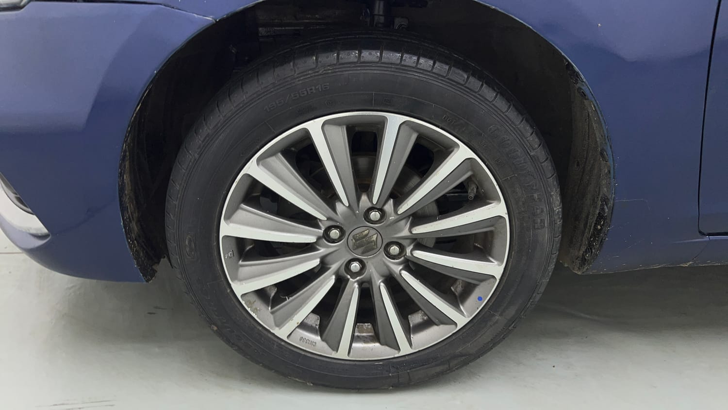 Used 2019 Maruti Suzuki Ciaz Alpha Hybrid 1.5 Petrol Manual tyres LEFT FRONT TYRE RIM VIEW