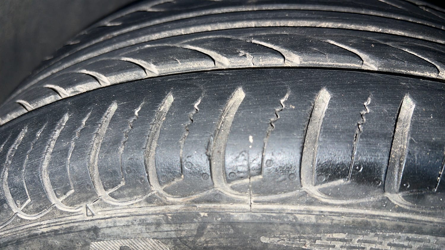 Used 2019 Ford EcoSport Titanium + 1.5L Ti-VCT AT Petrol Automatic tyres LEFT FRONT TYRE TREAD VIEW