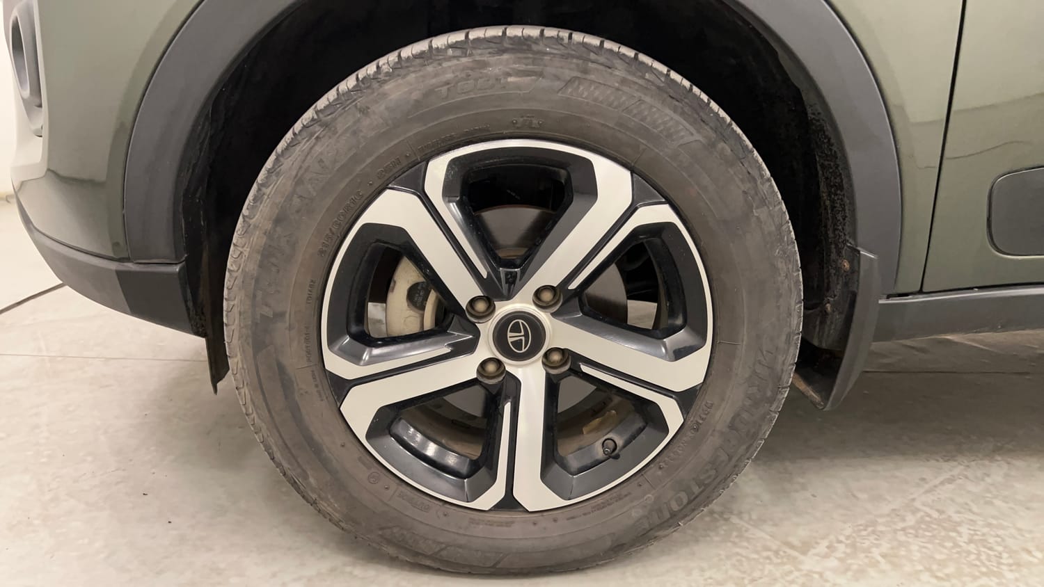 Used 2022 Tata Nexon XZA Plus (O) Diesel Diesel Automatic tyres LEFT FRONT TYRE RIM VIEW