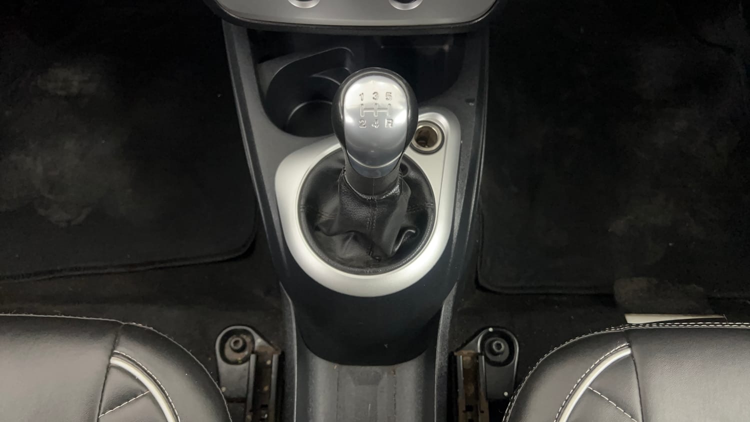 Used 2013 Ford Figo Duratec Petrol Titanium 1.2 Petrol Manual interior GEAR  KNOB VIEW