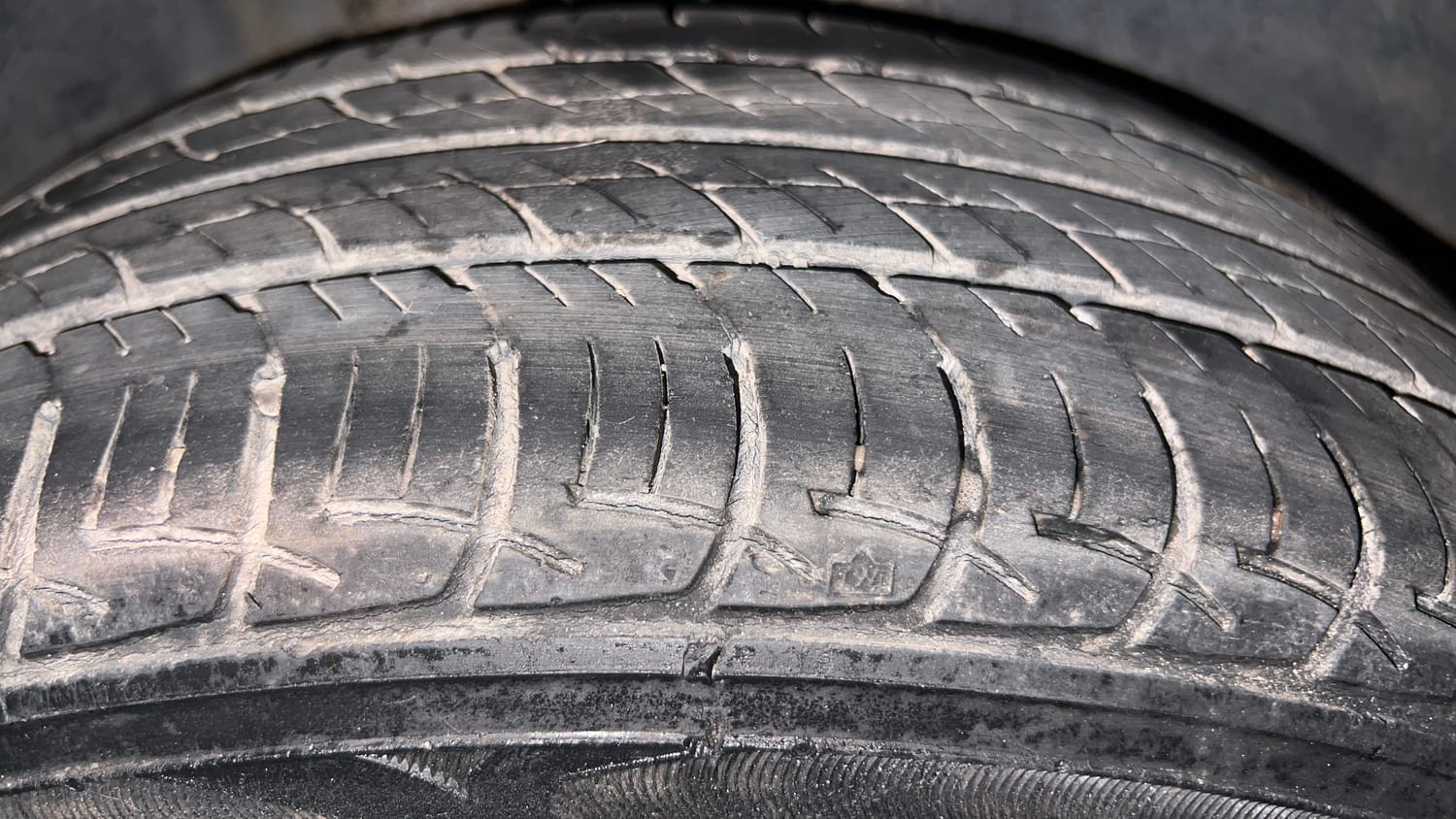 Used 2016 Volkswagen Ameo Highline1.2L (P) Petrol Manual tyres RIGHT REAR TYRE TREAD VIEW