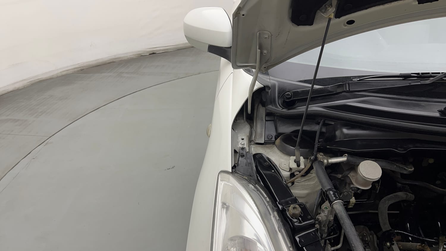 Used 2015 Maruti Suzuki Swift Lxi (O) Petrol Manual engine ENGINE RIGHT SIDE HINGE & APRON VIEW