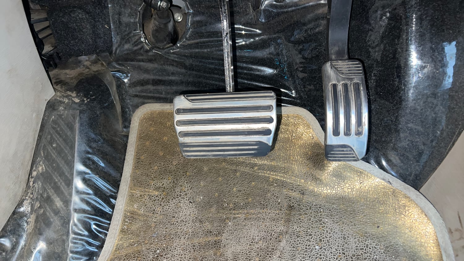 Used 2016 Mahindra XUV500 W10 AT Diesel Automatic interior PEDALS VIEW