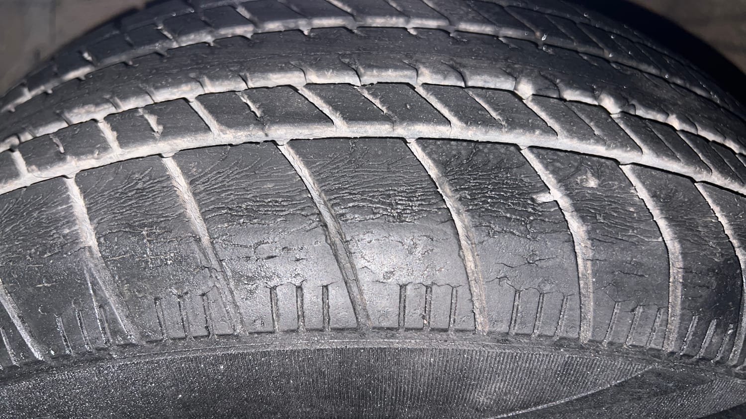 Used 2017 Maruti Suzuki Ertiga VXI AT Petrol Automatic tyres LEFT FRONT TYRE TREAD VIEW