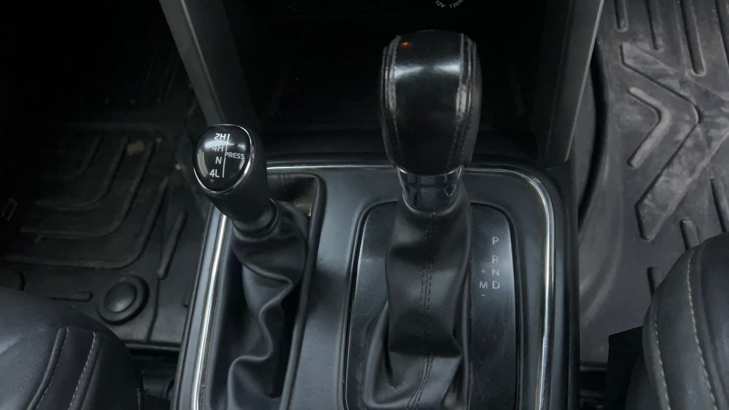 Used 2022 mahindra Thar LX Hard Top Diesel AT 4WD Diesel Automatic interior GEAR  KNOB VIEW