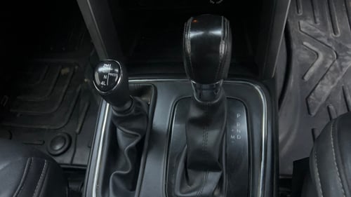 Used 2022 mahindra Thar LX Hard Top Diesel AT 4WD Diesel Automatic interior GEAR  KNOB VIEW