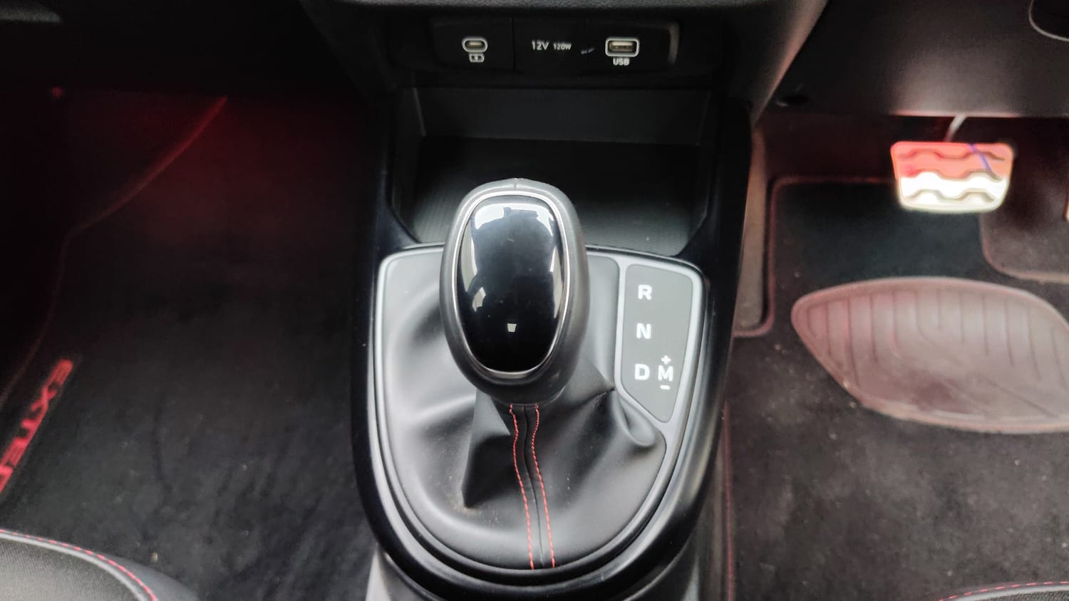 Used 2025 Hyundai Exter SX (O) Connect 1.2 AMT Knight Edition Petrol Automatic interior GEAR  KNOB VIEW