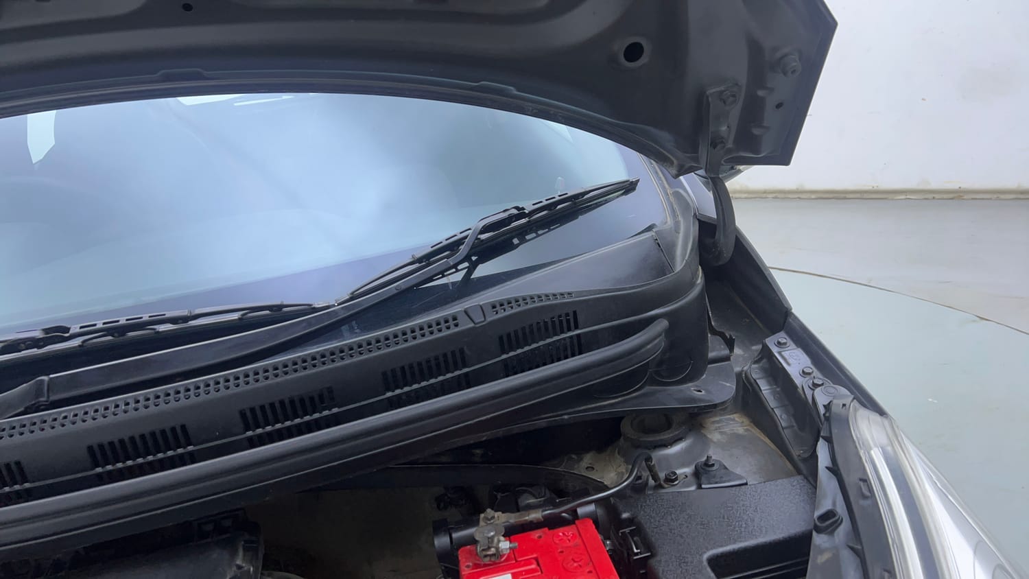 Used 2014 Hyundai Grand i10 Asta AT 1.2 Kappa VTVT Petrol Automatic engine ENGINE LEFT SIDE HINGE & APRON VIEW