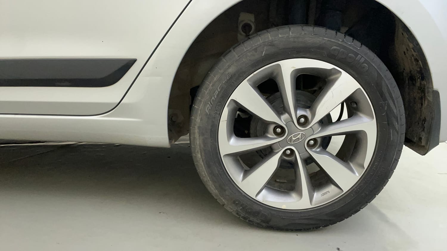 Used 2015 Hyundai Elite i20 Sportz 1.2 (O) Petrol Manual tyres LEFT REAR TYRE RIM VIEW