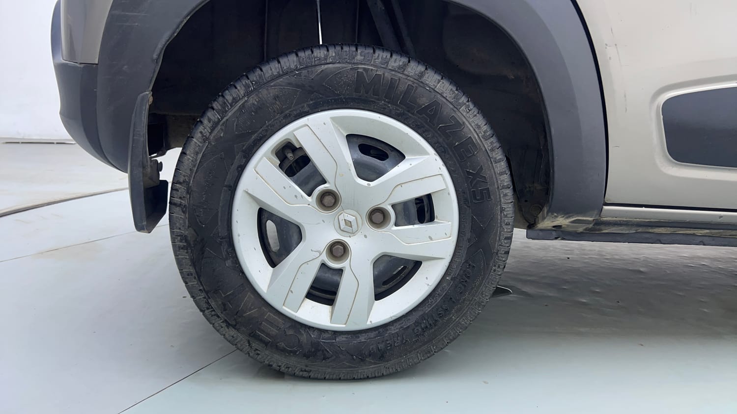 Used 2019 Renault Kwid RXT Opt Petrol Manual tyres RIGHT REAR TYRE RIM VIEW