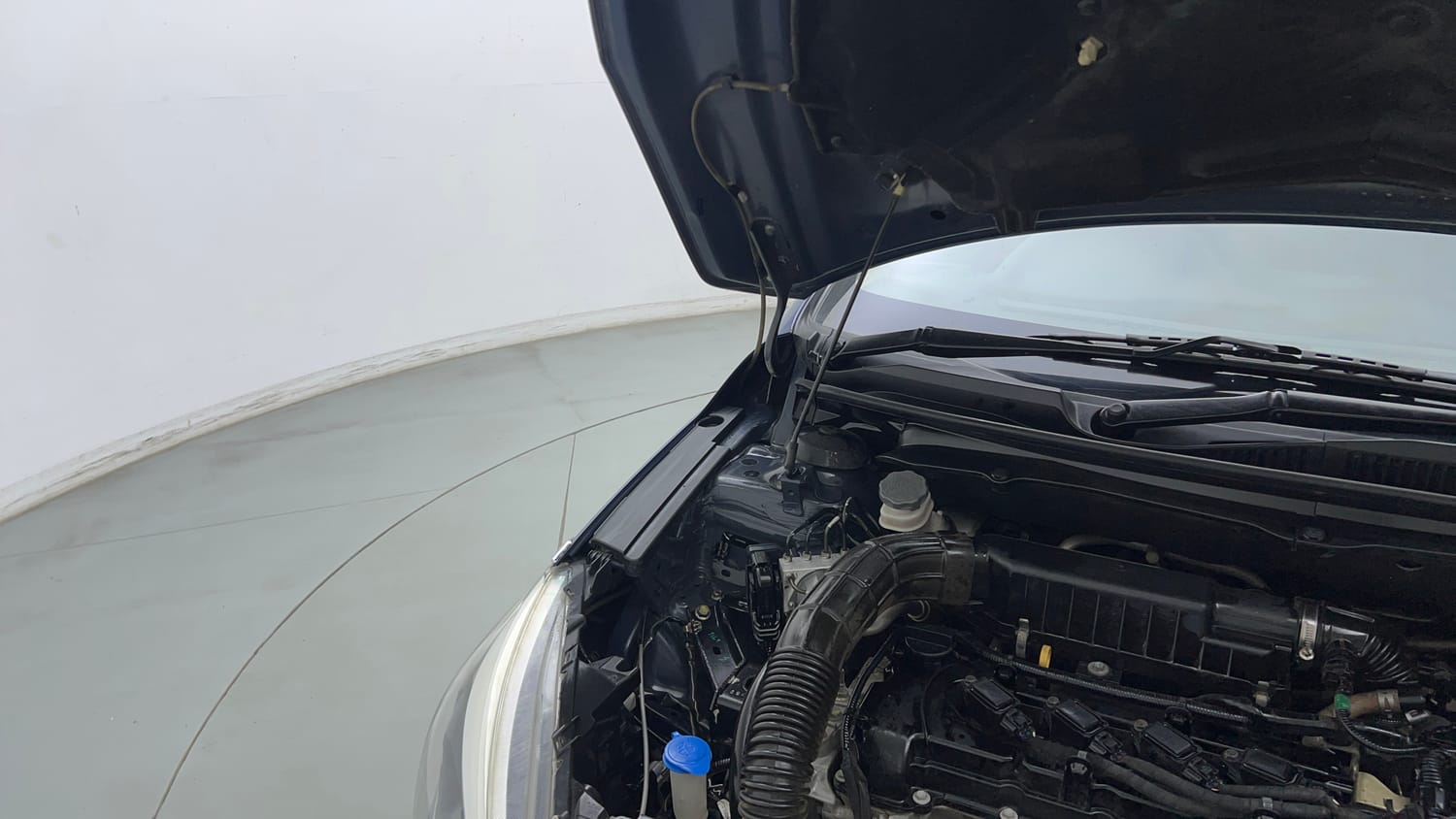 Used 2018 Maruti Suzuki Ciaz Alpha Hybrid 1.5 Petrol Manual engine ENGINE RIGHT SIDE HINGE & APRON VIEW