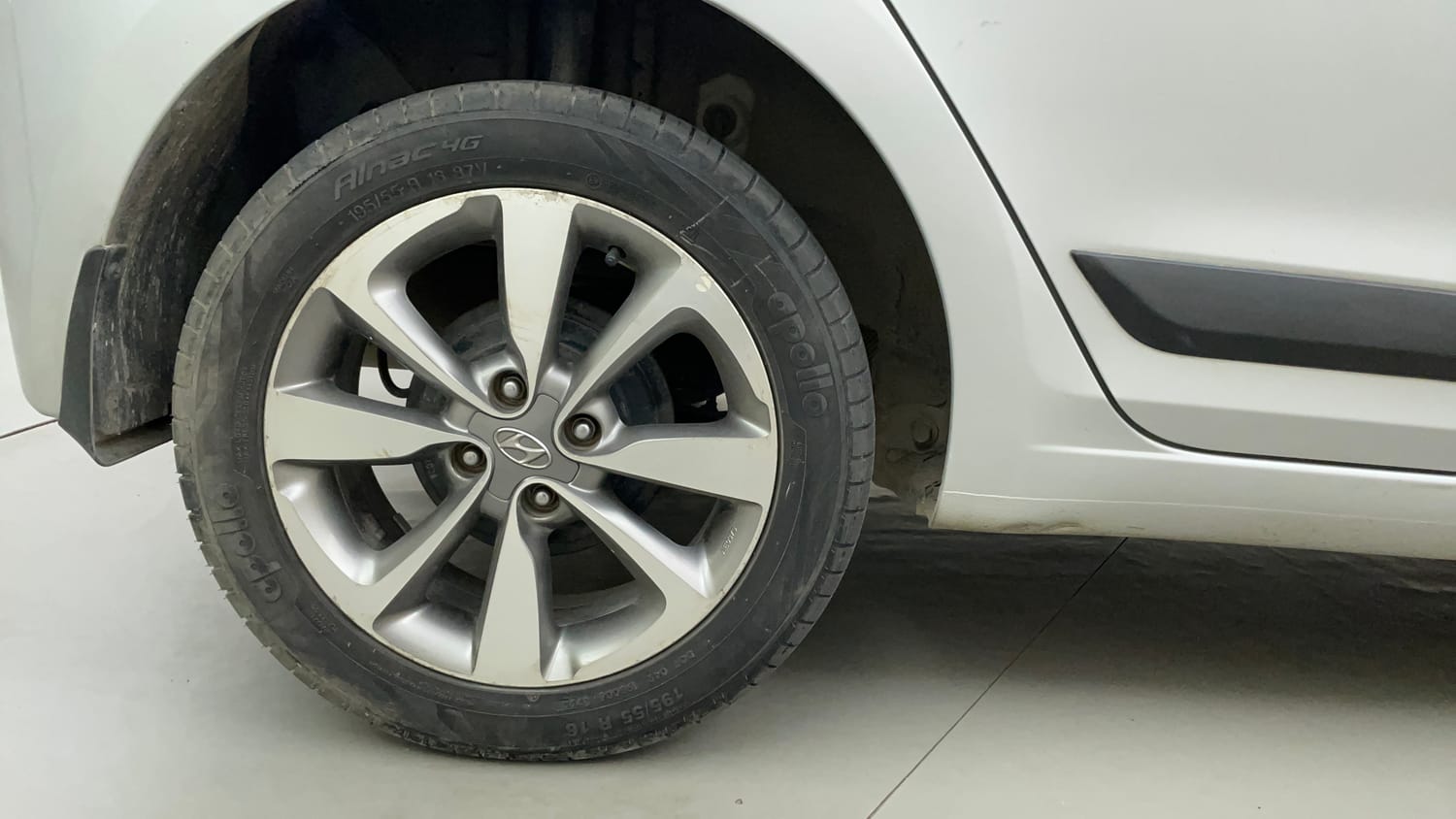 Used 2015 Hyundai Elite i20 Sportz 1.2 (O) Petrol Manual tyres RIGHT REAR TYRE RIM VIEW