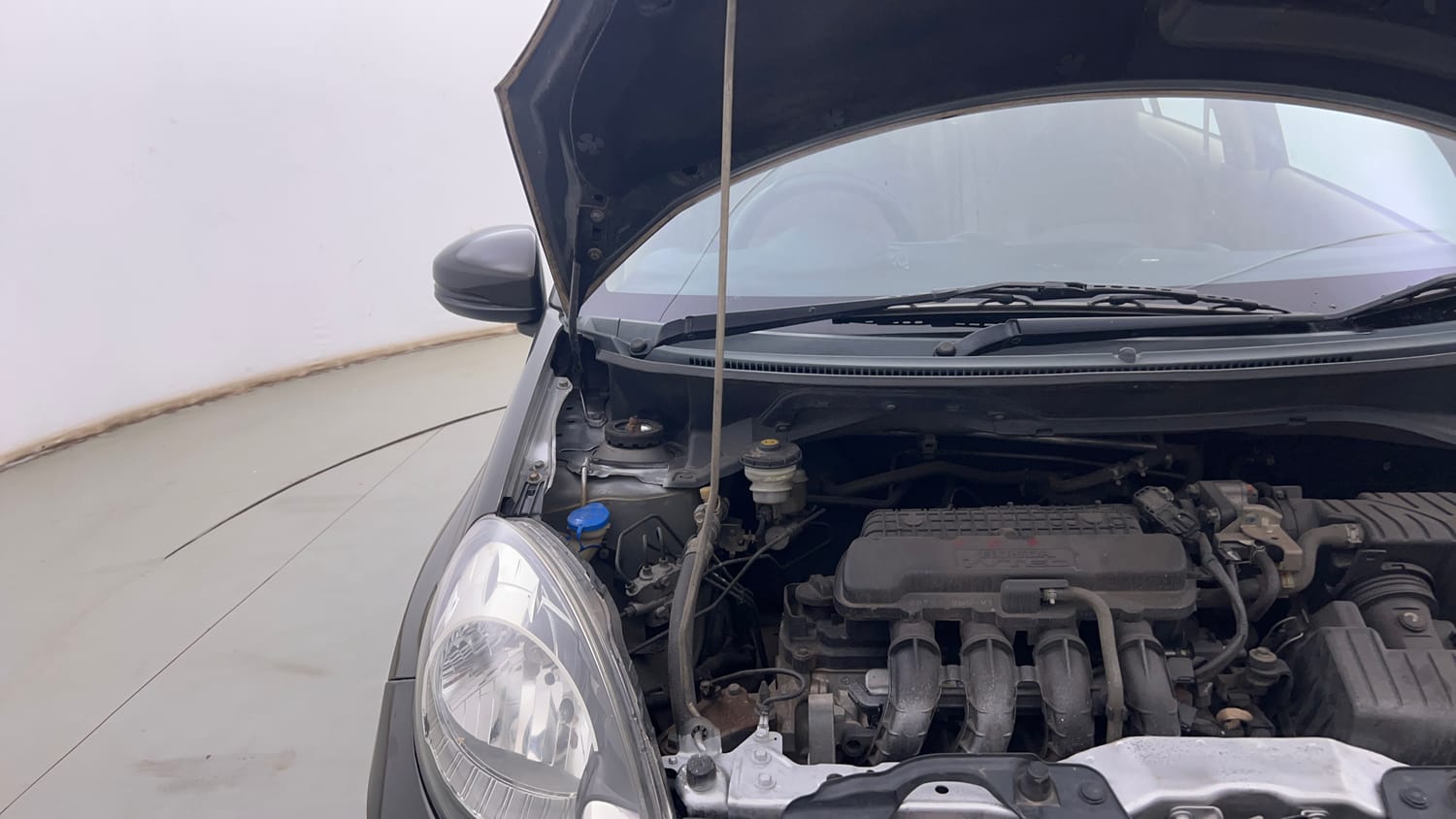 Used 2015 Honda Amaze 1.2 S i-VTEC Petrol Manual engine ENGINE RIGHT SIDE HINGE & APRON VIEW