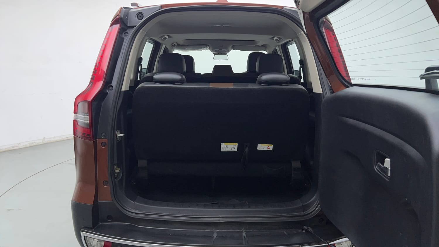 Used 2023 Mahindra Scorpio N Z8 L Petrol MT 7 STR Petrol Manual interior DICKY INSIDE VIEW