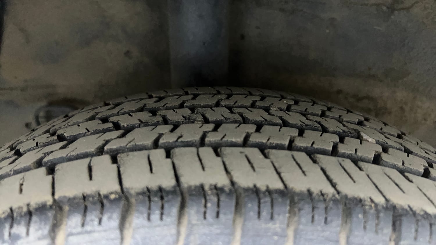 Used 2014 Hyundai Grand i10 Asta AT 1.2 Kappa VTVT Petrol Automatic tyres RIGHT REAR TYRE TREAD VIEW