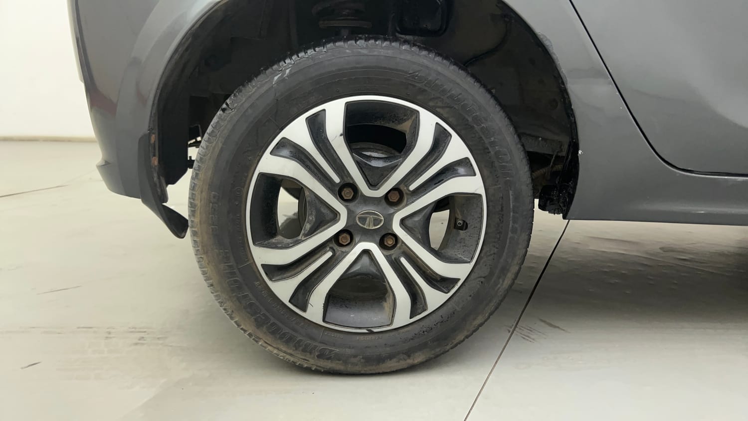 Used 2022 Tata Tiago XT CNG Cng Manual tyres RIGHT REAR TYRE RIM VIEW