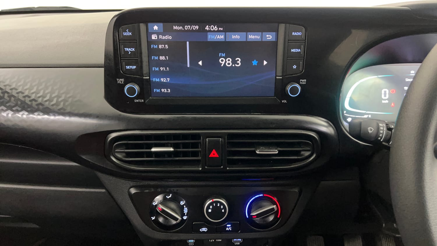 Used 2024 Hyundai Exter S 1.2 MT Hy-CNG Duo Cng Manual interior MUSIC SYSTEM & AC CONTROL VIEW