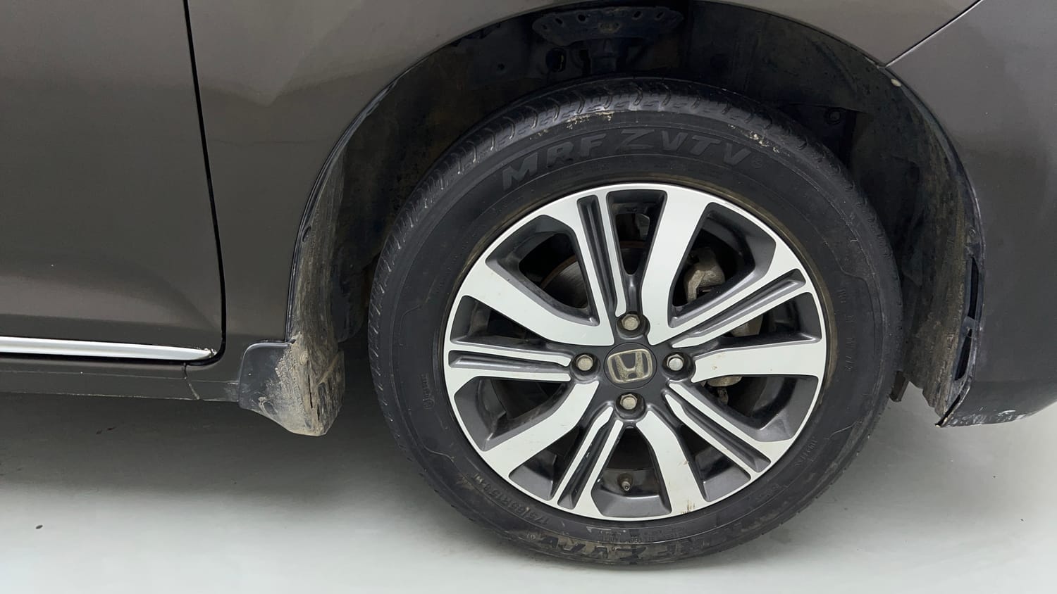 Used 2022 Honda Amaze VX CVT 1.2 Petrol Petrol Automatic tyres RIGHT FRONT TYRE RIM VIEW