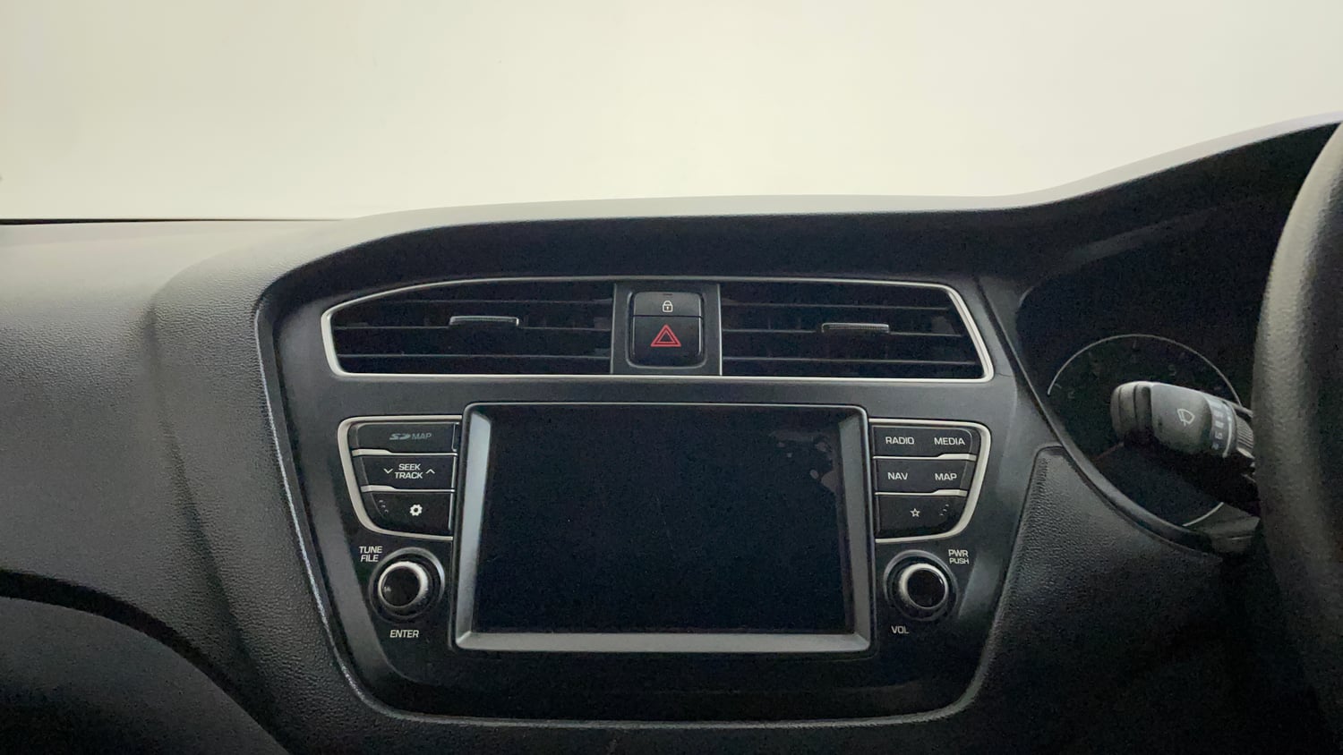 Used 2019 Hyundai Elite i20 Sportz Plus 1.2 Dual Tone Petrol Manual top_features Integrated (in-dash) music system