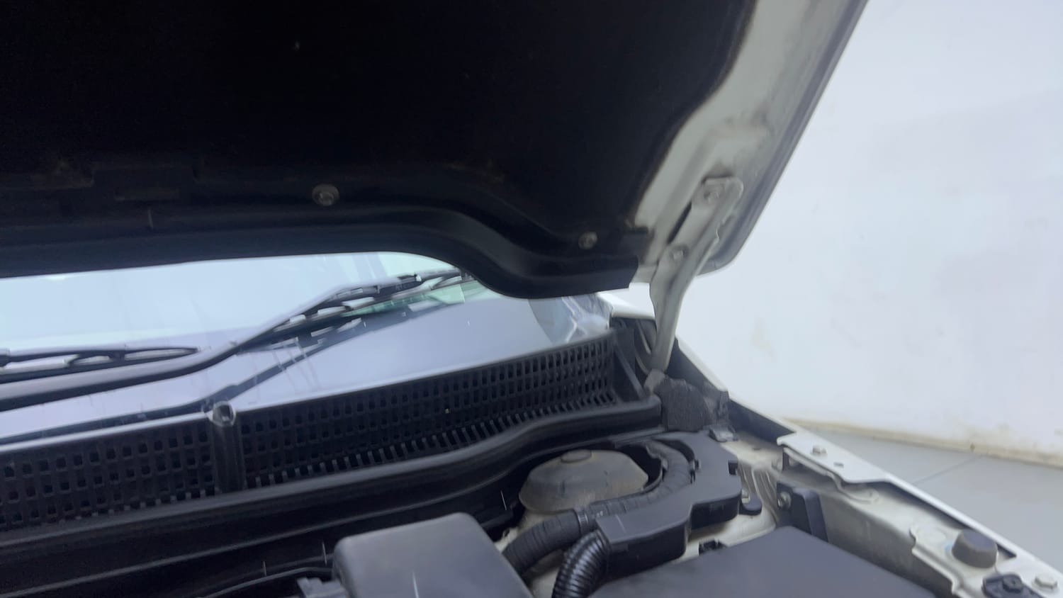 Used 2019 Maruti Suzuki S-Cross Zeta 1.3 Diesel Manual engine ENGINE LEFT SIDE HINGE & APRON VIEW