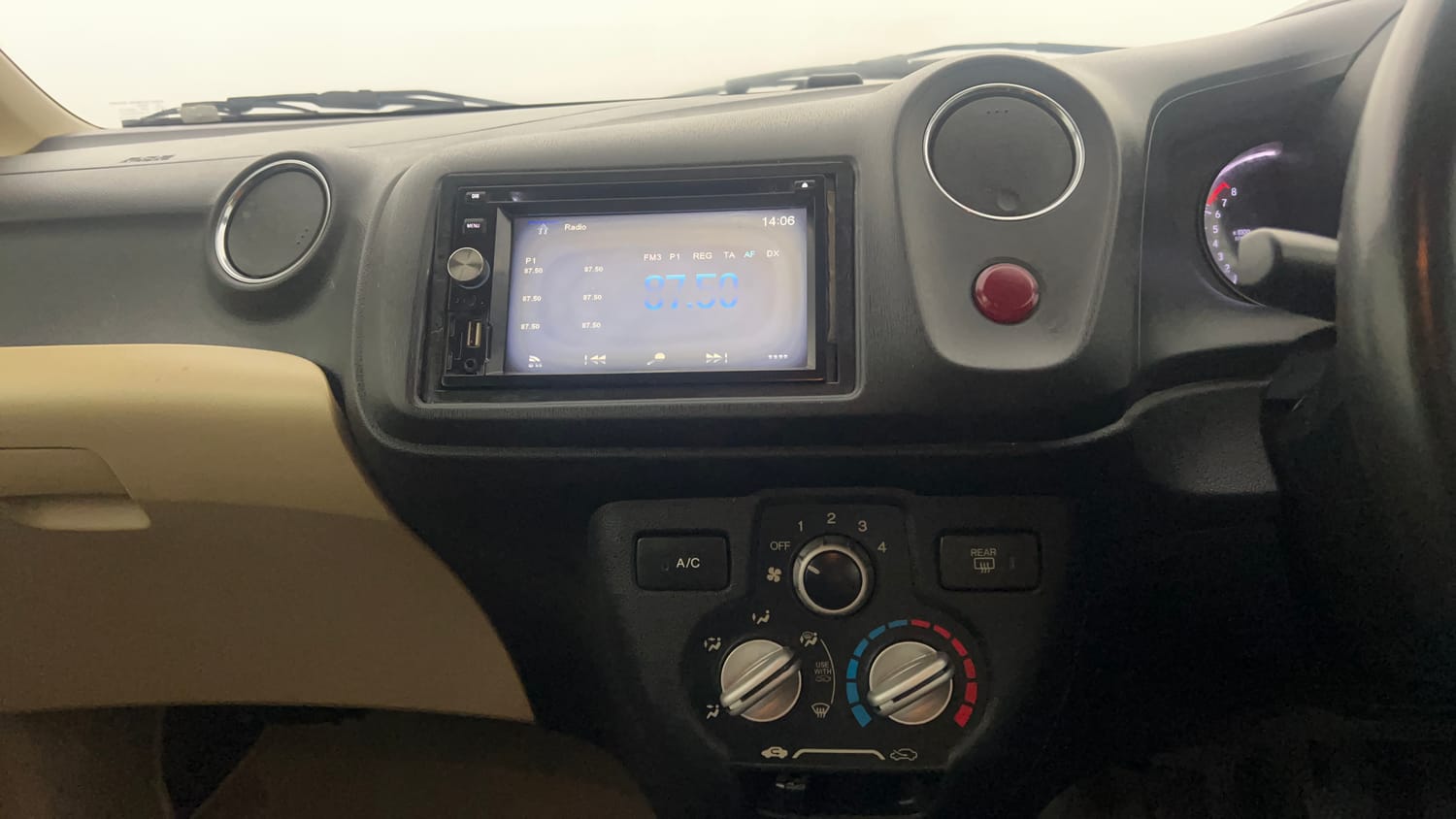 Used 2015 Honda Amaze 1.2 SX i-VTEC Petrol Manual interior MUSIC SYSTEM & AC CONTROL VIEW