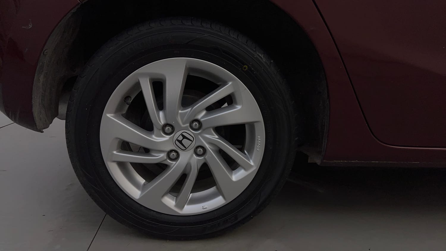 Used 2015 Honda Jazz V Petrol Petrol Manual tyres RIGHT REAR TYRE RIM VIEW