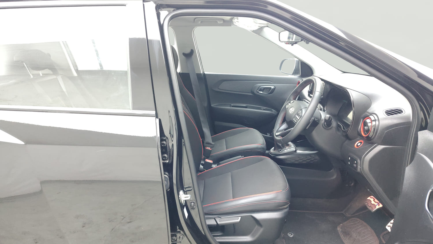 Used 2025 Hyundai Exter SX (O) Connect 1.2 AMT Knight Edition Petrol Automatic interior RIGHT SIDE FRONT DOOR CABIN VIEW