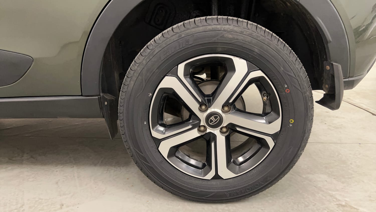 Used 2022 Tata Nexon XZA Plus (O) Diesel Diesel Automatic tyres LEFT REAR TYRE RIM VIEW