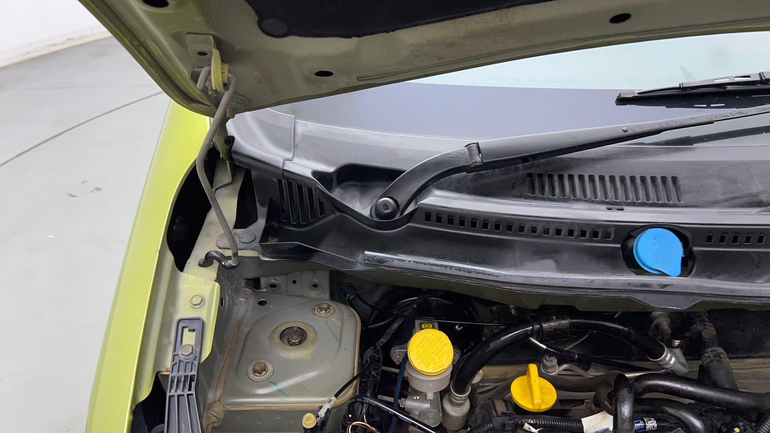 Used 2017 Datsun Redi-GO S Petrol Manual engine ENGINE RIGHT SIDE HINGE & APRON VIEW