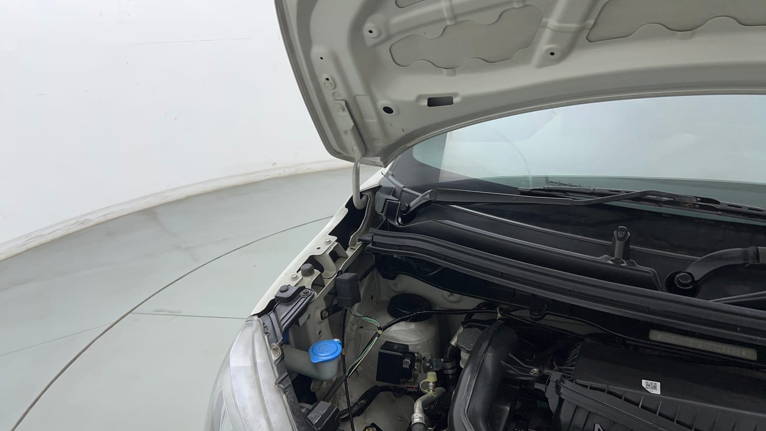 Used 2022 Maruti Suzuki Wagon R VXI 1.0 Petrol Manual engine ENGINE RIGHT SIDE HINGE & APRON VIEW