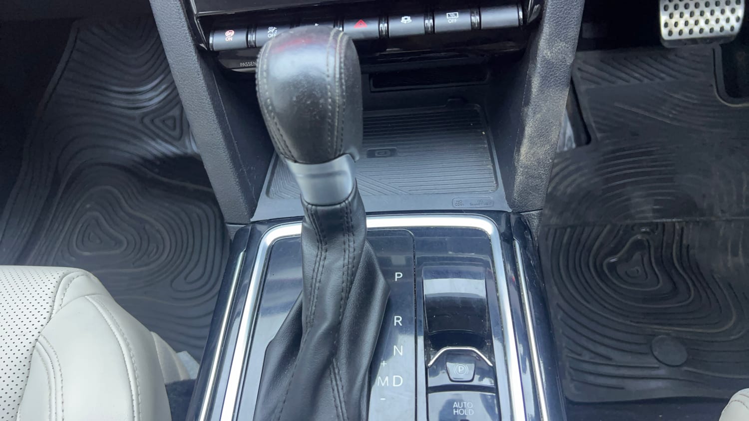 Used 2021 Mahindra XUV700 AX 7 Petrol AT Luxury Pack 7 STR Petrol Automatic interior GEAR  KNOB VIEW