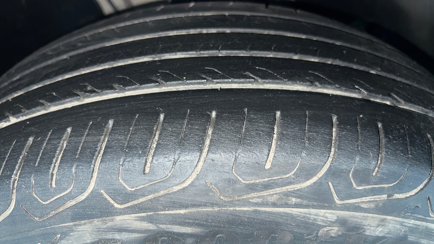 Used 2021 Skoda Kushaq Ambition 1.0L TSI MT Petrol Manual tyres RIGHT FRONT TYRE TREAD VIEW
