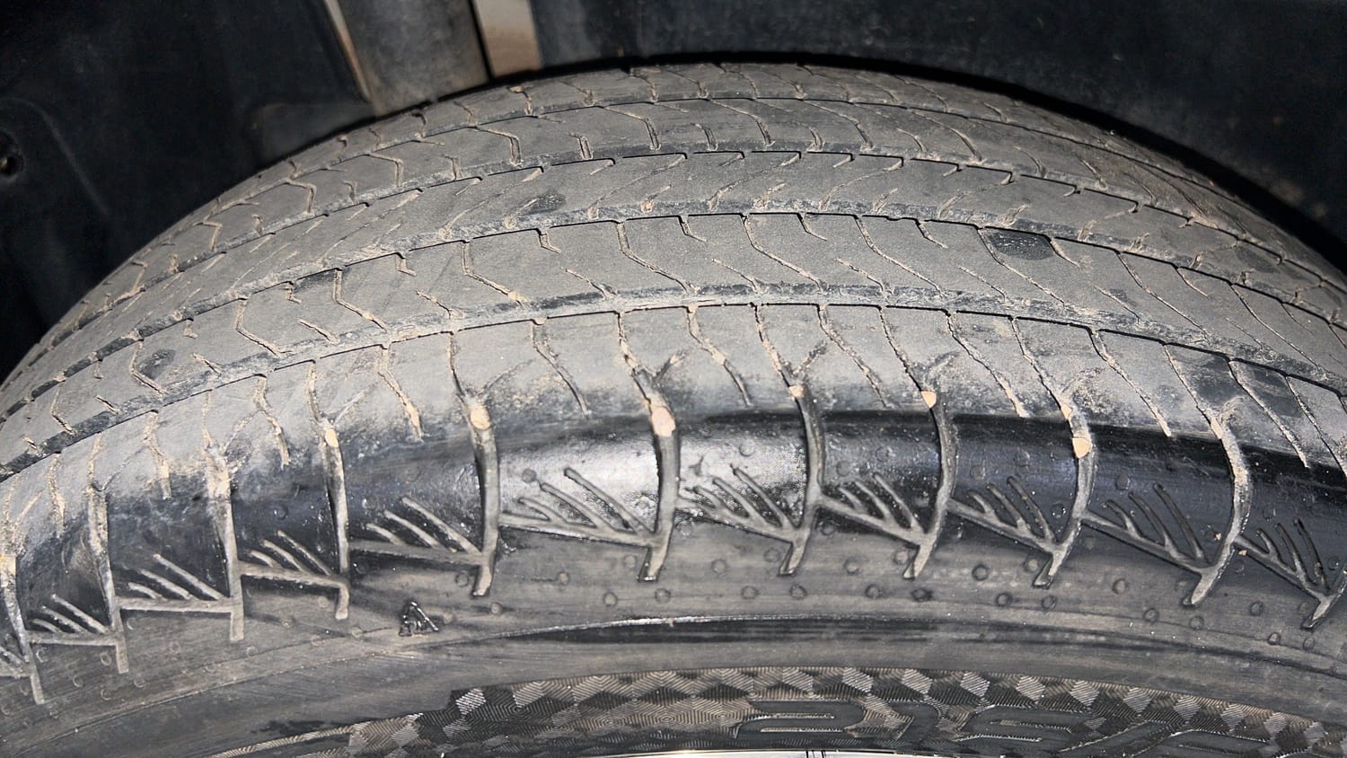 Used 2024 Toyota Urban Cruiser Hyryder G AT NeoDrive Petrol Automatic tyres RIGHT REAR TYRE TREAD VIEW