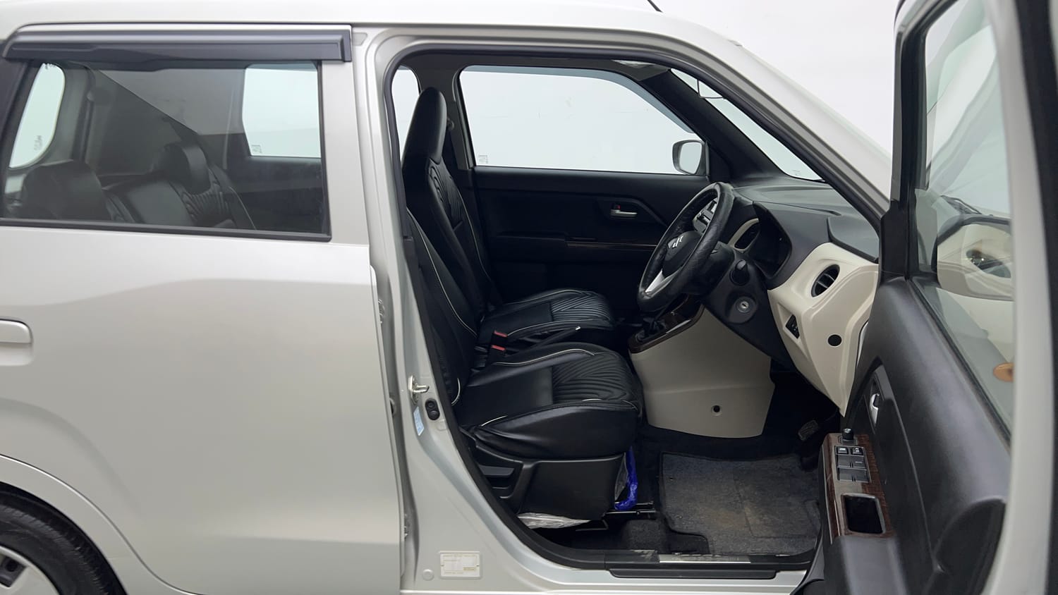 Used 2022 Maruti Suzuki Wagon R VXI 1.0 Petrol Manual interior RIGHT SIDE FRONT DOOR CABIN VIEW