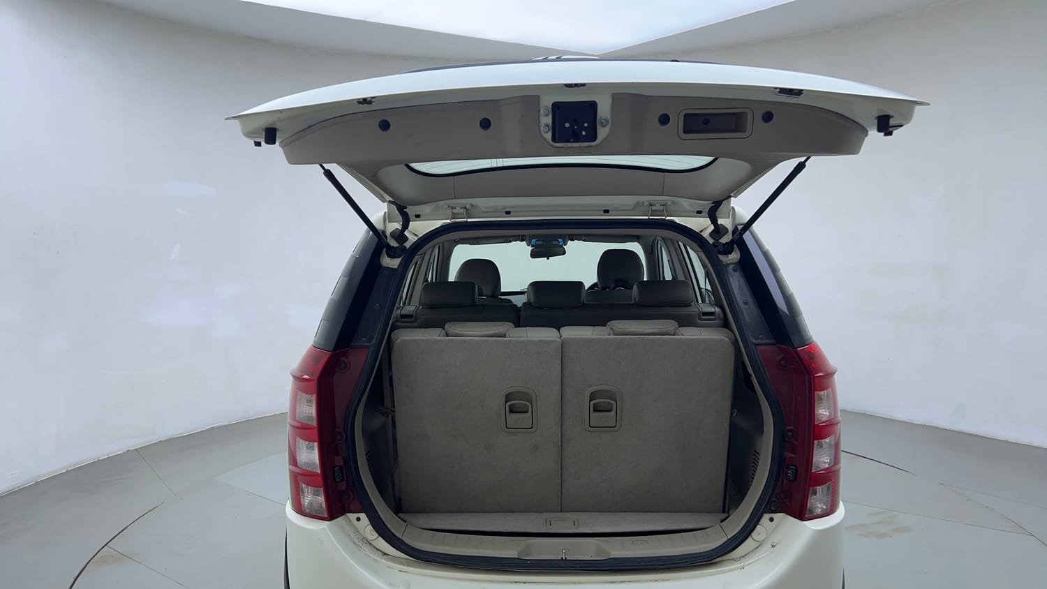 Used 2016 Mahindra XUV500 W10 AT Diesel Automatic interior DICKY DOOR OPEN VIEW
