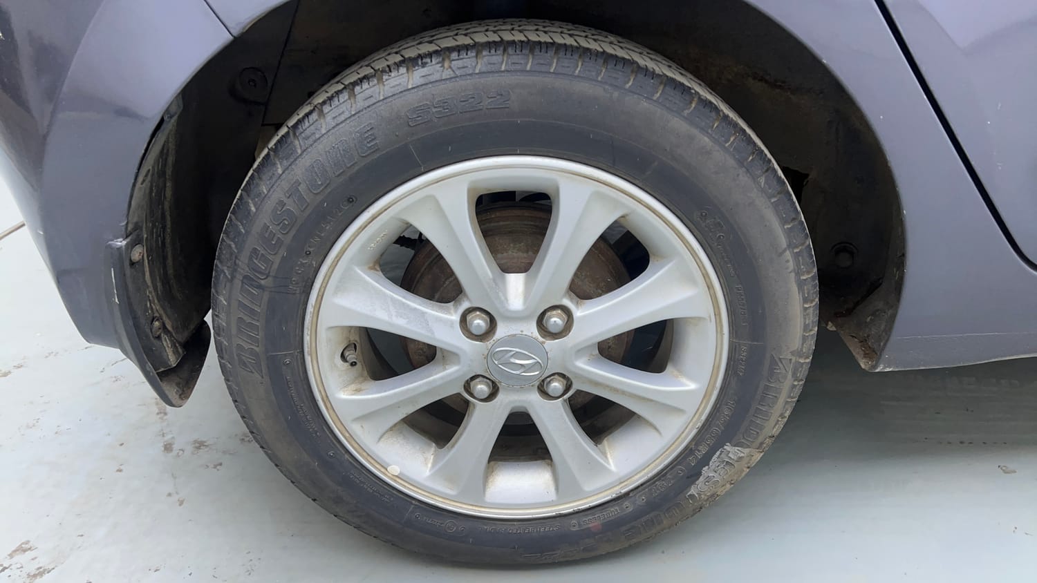 Used 2014 Hyundai Grand i10 Asta AT 1.2 Kappa VTVT Petrol Automatic tyres RIGHT REAR TYRE RIM VIEW